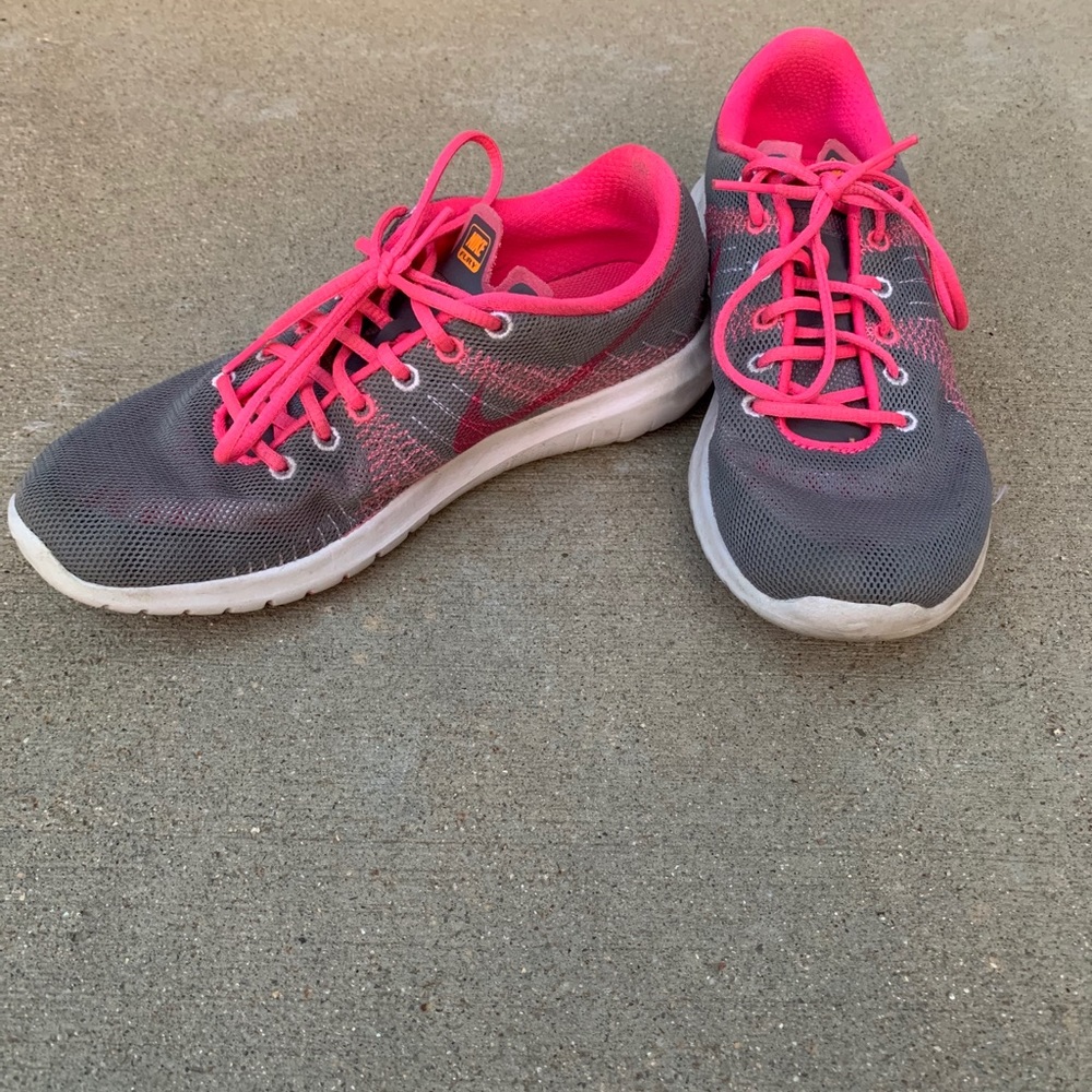 Girls Nike shoes size 4
